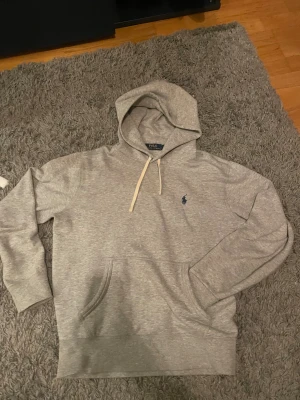 Polo Ralph Louren hoodie - Säljer min polo hoodie då den är för liten bra skick inga skador på plagget vid några frågor är det bara att höra av sig pris kan diskuteras vid snabb affär 
