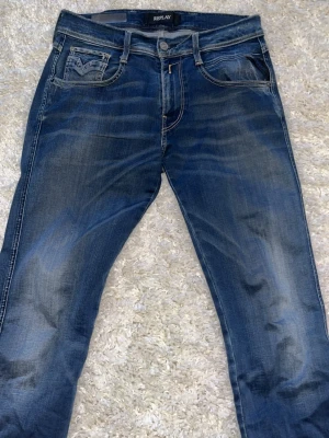 Replay Anbass Hyperflex Jeans - Riktigt schyssta mörkblå Replay jeans! || W29 L32 || Mkt bra skick || ”Anbass Hyperflex” ||