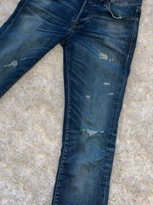 Jack and Jones slim Glenn - Feta jack and Jones jeans med lyxig design! || W29 L30 || Slitningen på höger knä är ett ”riktigt” hål. || Mkt bra skick! || 