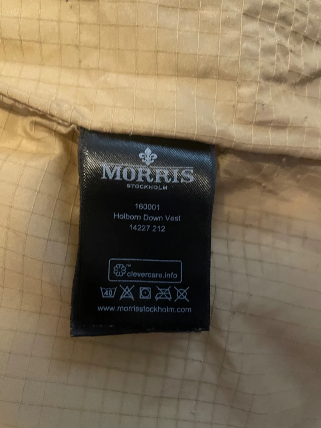 Röd dunjacka från Morris, Small men passar mig som är medium. Västen säljes nt längre i butik därav priset Medium - 3