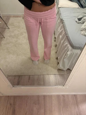 Rosa mjukisbyxor med snörning - Säljer ett par ljusrosa mjukisbyxor som jag har använt några få gånger. Dom har bred resår i midjan och snörning framtill. Byxorna har raka ben och praktiska fickor både fram och bak. Perfekta för en chill och avslappnad stil. Jag är 170 och byxorna är nästan för långa😊