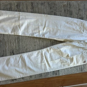 Vita Replay Jeans - Snygga, stiliga vintage Replay jeans som funkar till allt. Ser helt nya ut förutom en väldigt liten fläck vid låret. Personen som har använt de innan var runt 180-185cm lång och vägde mellan 65-70kg