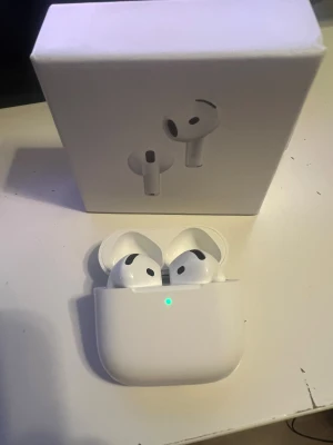 AirPods 4 - Snygga och trådlösa Apple AirPods 3 med laddningsetui och originalförpackning. Hörlurarna är i fint skick, inga synliga repor eller skador. Perfekt för musik, samtal och träning med lång batteritid och smidig anslutning till iPhone och andra Apple-enheter.