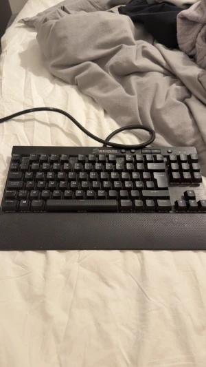 Corsair K65 Rapid Fire Mekaniskt tangentbord - Corsair K65 mekaniskt tangentbord som jag inte använder längre. Skicket är mycket bra och den har väldigt sköna tangenter som fungerar för både gaming och skrivarbeten. Tangentbordet är köpt 2021 och har inte använts. Jag säljer den för 900kr, pris går att diskutera. Perfekt julklapp till sitt barn eller en vän som man vet gillar att spela och behöver lite nya gamingtillbehör. Vid frågor och funderingar är det bara att skriva till mig.