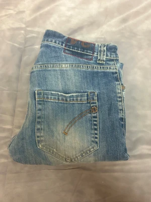 Dondup Jeans ”Lucky” W 34, fits 33,32 - Hej! Säljer ett par riktigt snygga jeans från Dondup i den eftertraktade modellen ”Lucky” | W34, fits 33,32 | Riktigt bra skick | Bara att höra av sig vid intresse!⭐️