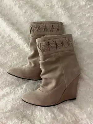 säljer dessa sjukt snygga boots som liknar isabel marant🤩🤩❤️‍🔥❤️‍🔥 Storlek 37, har nån fläck på ena insidan men syns inte eftersom de är insidan! Har ej testat ta bort den💞💞
