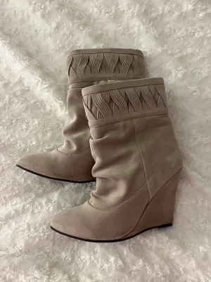 Boots med klack - säljer dessa sjukt snygga boots som liknar isabel marant🤩🤩❤️‍🔥❤️‍🔥 Storlek 37, har nån fläck på ena insidan men syns inte eftersom de är insidan! Har ej testat ta bort den💞💞