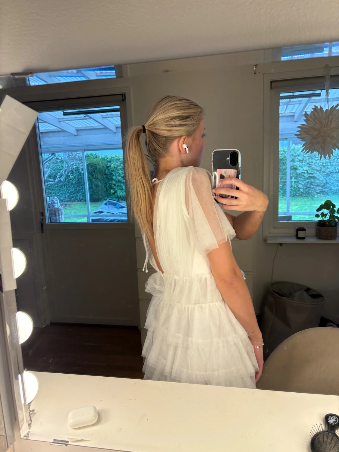 Vit kort volangklänning med öppen rygg - 1