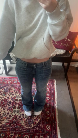 Blå bootcut jeans från Perfect Jeans - Säljer ett par klassiska blå jeans från Perfect Jeans i storlek 34. Modellen har låg midja och bootcut. Jeansen har framfickor. Pris går att diskutera. Hör av er vi frågor eller funderingar 💓