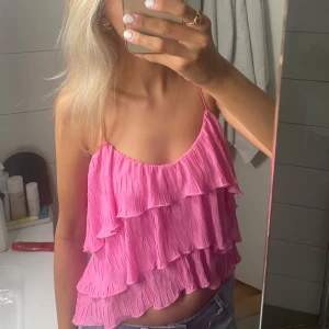 Rosa volanglinne  - Säljer mitt rosa linne med volanger som är slutsåldt från Zara. Ser helt oanvänd ut.🩷