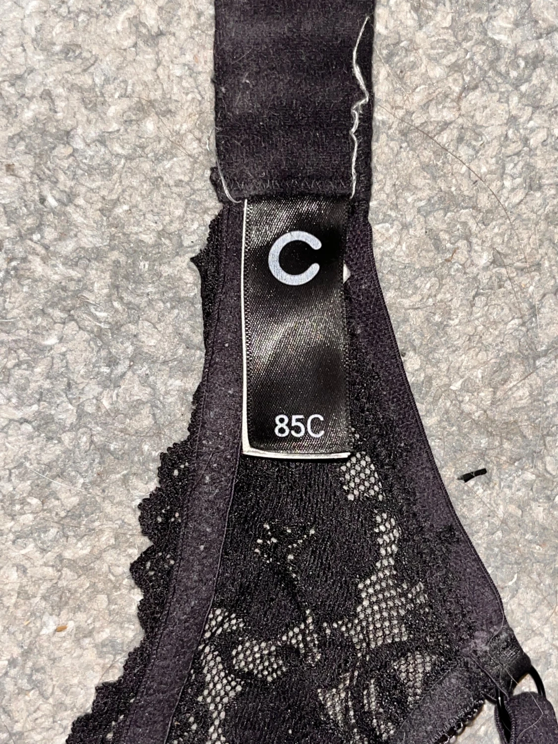 Svart spetsmönstrad bh 85C - 2