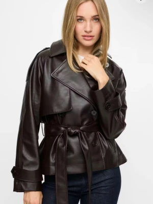 Mörkbrun skinn trenchcoat med bälte - Snygg mörkbrun trenchcoat i skinn med breda slag, knappar och ett matchande bälte i midjan. Jackan har lång ärm med detaljer vid mudden och en cool, kortare passform som ger en modern vibe. Perfekt för dig som vill sticka ut med en edgy look.