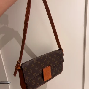 Axelremsväska  - Axelremsväska, skriv privat för flera bilder