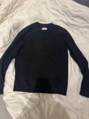 Mörk mörk blå  stickad tröja från these glory fats  - En mörk blå merinoull tröja, bra skicka och blodigt skön, skriv vid funderingar 