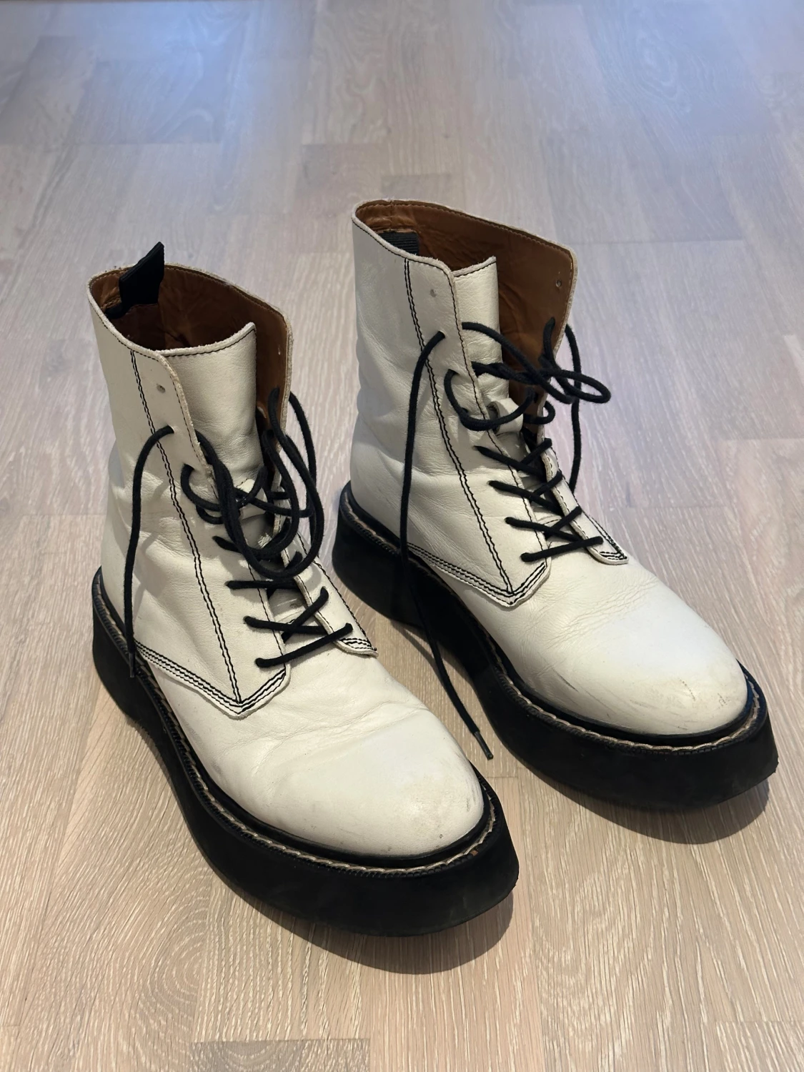 Vita ZARA boots med svart sula och snörning - 2