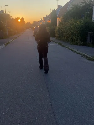 Juicy couture  - SÄLJER KOFTAN OCH BYXORNA TSM!!! Juicy sätt beställt från deras egna hemsida. Storlek xs på koftan och byxorna. Har inga skador och är nästan som ny. Använd några gånger. 