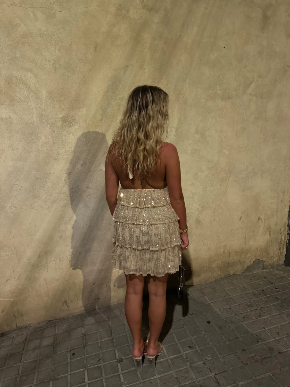 Glittrig champagnefärgad kortklänning - 2