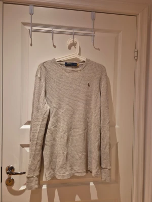 Beige Ralph Lauren tröja - Beige långärmad tröja från Polo Ralph Lauren i storlek S. Nästan aldrig använt den så riktigt fint skick.