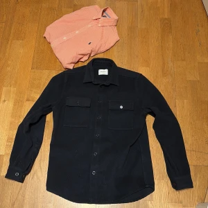 Overshirt + gratis Ralph lauren skjorta - Vädldigt snygg overshirt med väldigt skönt material. Gratis Ralph lauren skjorta på köpet. Otroliga priser😁