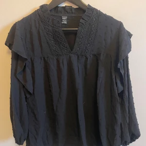 svart blus - jätte snygg svart blus med volang, aldrig använd 