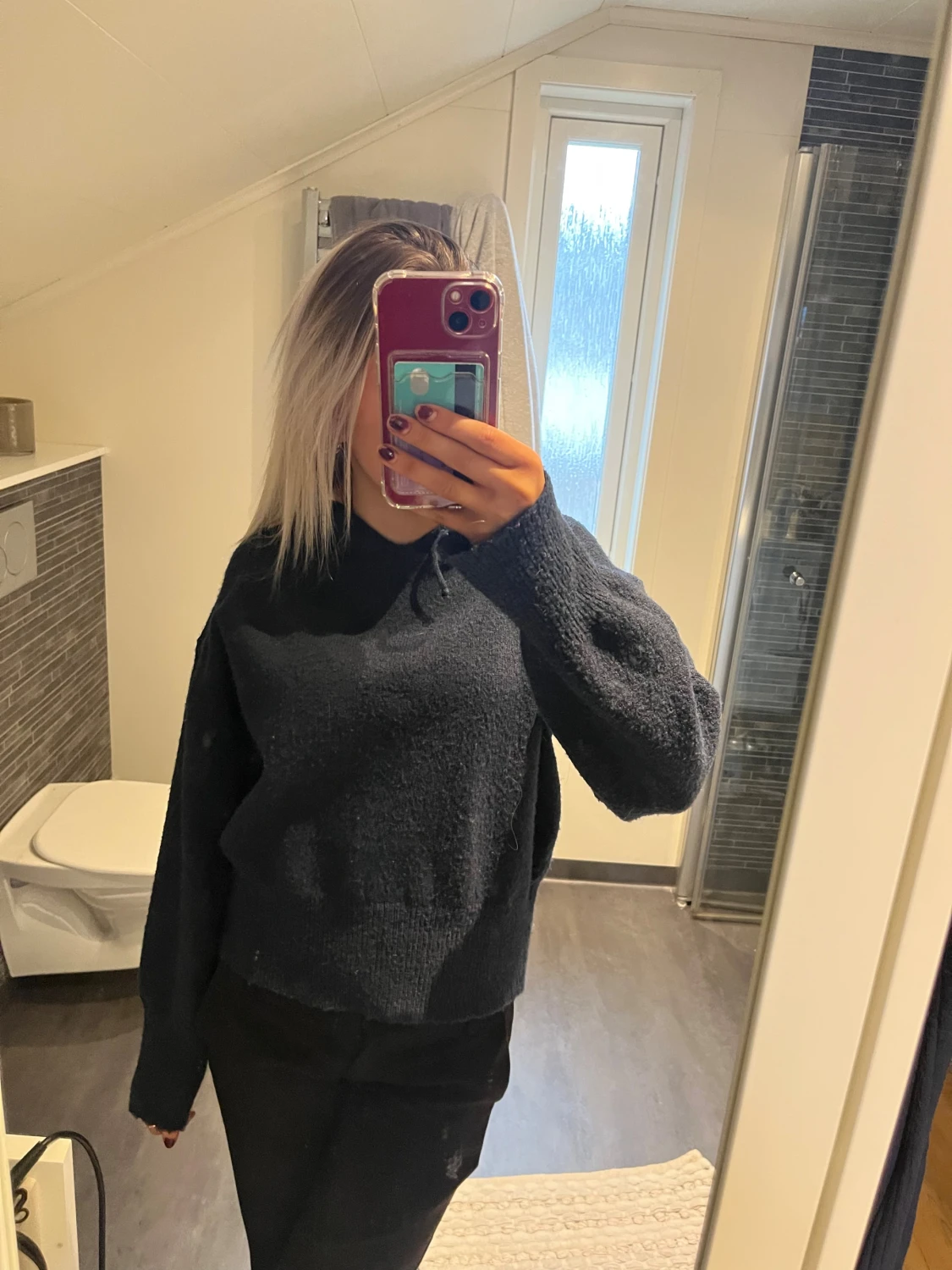 Mörkblå stickad tröja