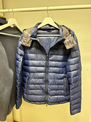 Hetregó dunjacka  - Storlek IT52 passar M/L - Jag på bild är 182 väger 75kg  Väldigt fint skick - Nypris cirka 5000kr