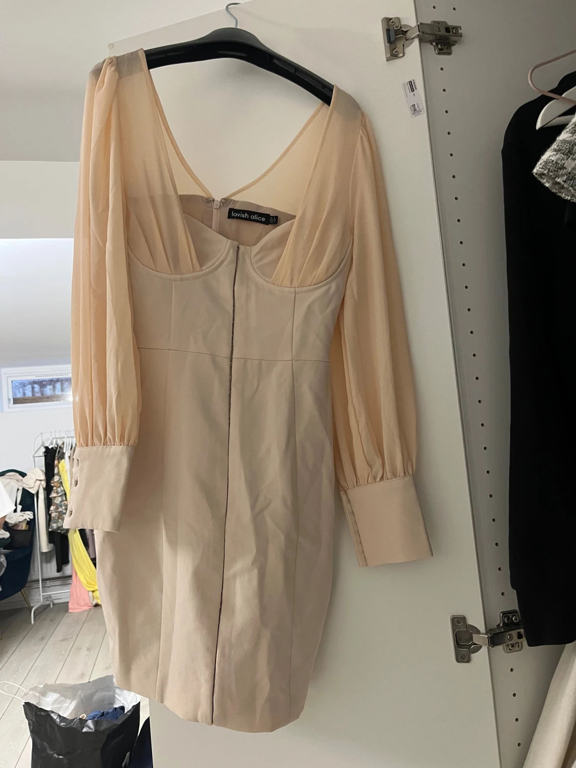 Champagnefärgad kort klänning Lavish Alice