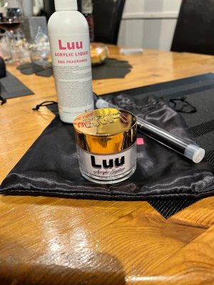 Akryl produkter  - Akryl vätska, pulver och pensel till det från luunails julkalender! Helt oanvända och oöppnade! Akryl vätska 236ml. 