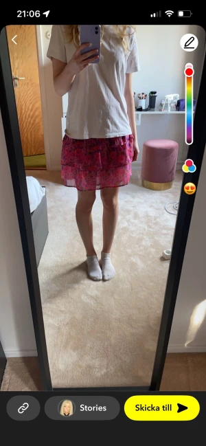 Blommig rosa volangkjol - Säljer en kort kjol med blommigt mönster från Gina Tricot. Har använt kjolen 1-2 gånger så kjolen är därmed i väldigt bra skick💗