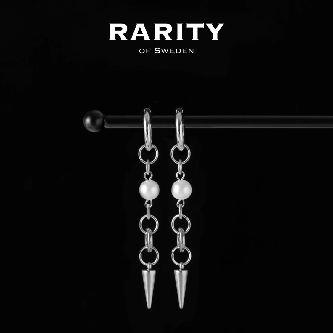 Luna Earring - Silver: Silvriga örhängen med pärlor och nitar 