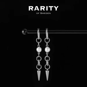 Luna Earring - Silver: Silvriga örhängen med pärlor och nitar  - Otroligt snygga örhängen med nitar och pärlor i rostfritt stål!! Örhängena är i fin silvrig färg och passar så bra för att piffa upp en outfit och lägga till en extra detalj🪽Likt alla andra våra smycken tål dessa örhängen vatten och håller sitt glans länge!! Vid frågor eller funderingar - välkommen att skriva till oss🪽