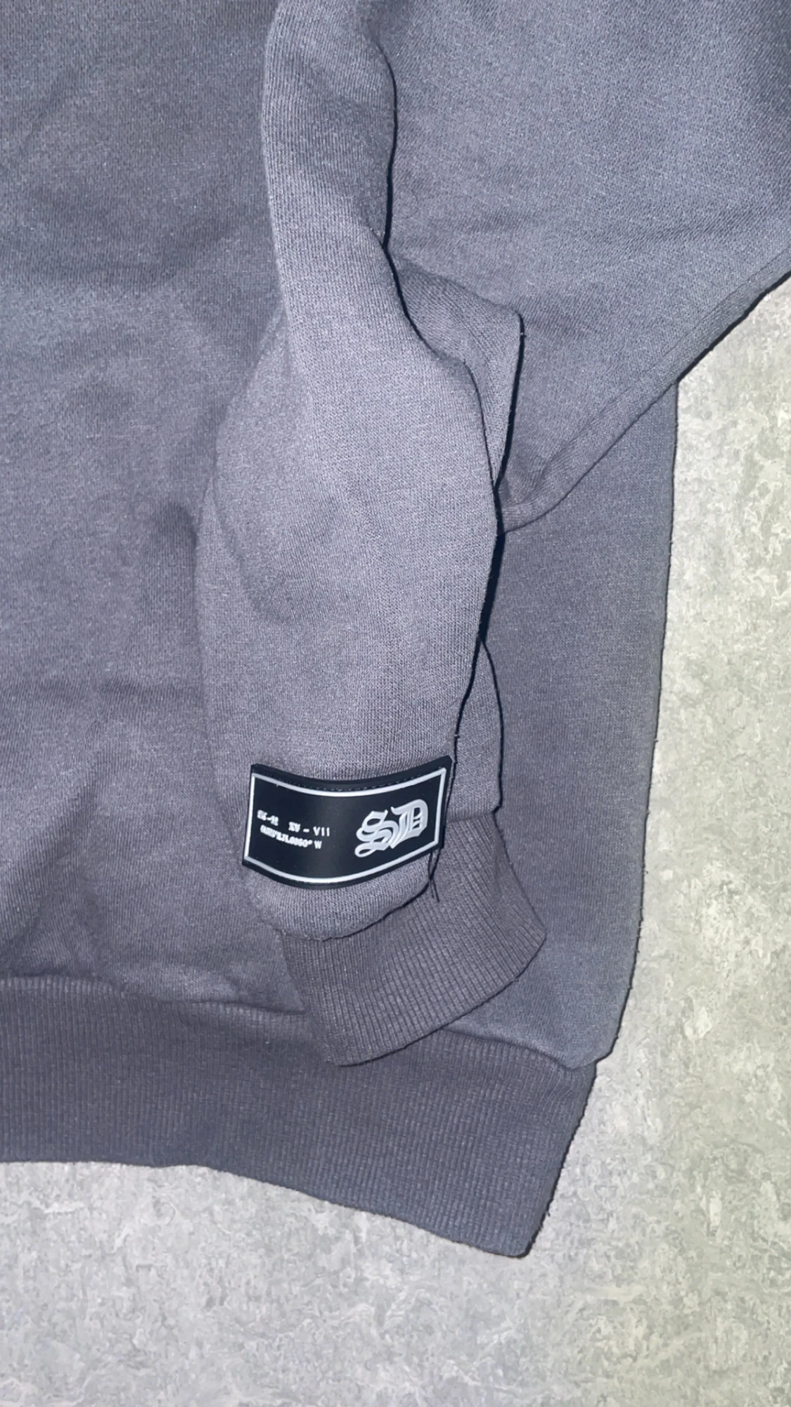 Grå sweatshirt från märket Supply & Demand storlek 10 - 12 - 2