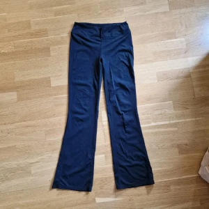 Bootcut leggings - Svarta bellbottom leggings från gaiam, hög midja. Mjuka och sköna, lite tjockare material och ordentligt (bekvämt!!) waistband. Står S, men skulle säga att de är mer som en M - för stora för mig nu, så de får vandra vidare. Mycket bra skick; inga noppror och elastiken är bra fortfarande 🥰 
