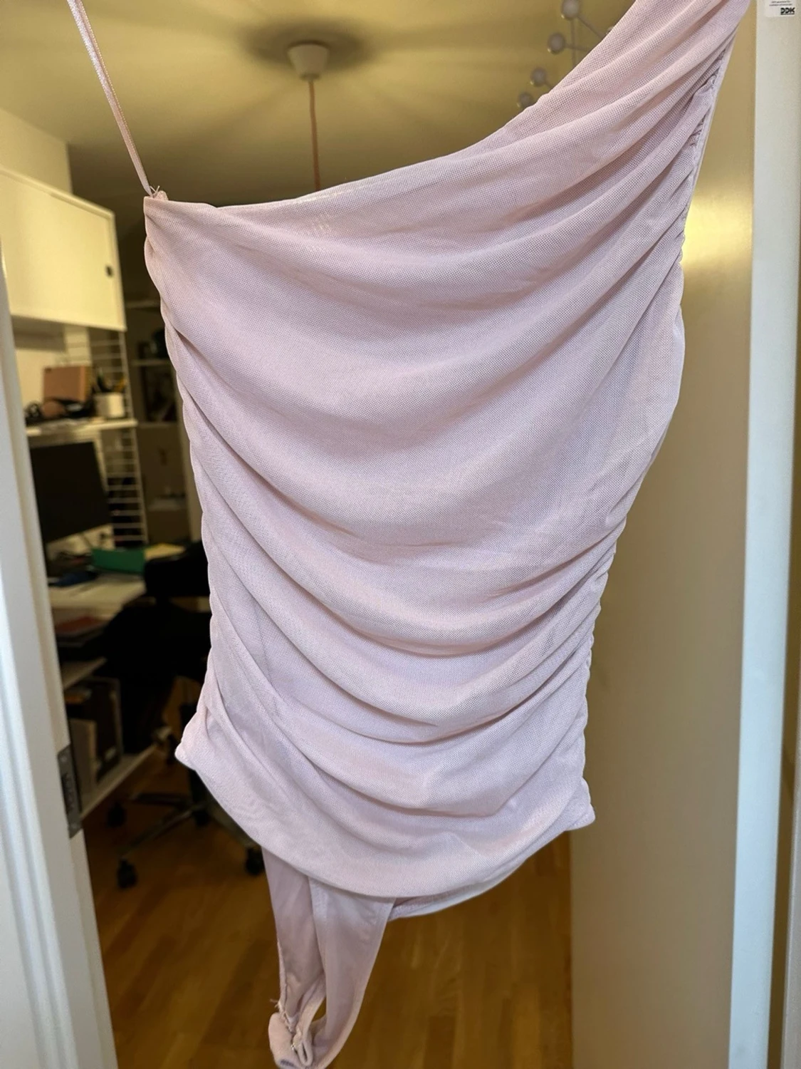 Ljusrosa oneshoulder body  - 1