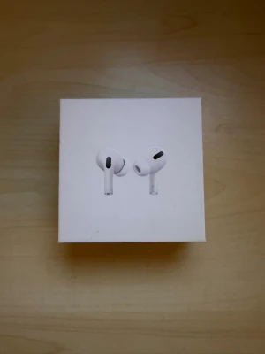 AirPods Pro - Apple AirPods Pro i originalförpackning med laddningsetui, extra öronproppar och laddkabel. Trådlösa hörlurar med aktiv brusreducering och transparensläge. Skicket ser mycket bra ut utan synliga repor eller skador. Komplett med tillbehör och manual.
