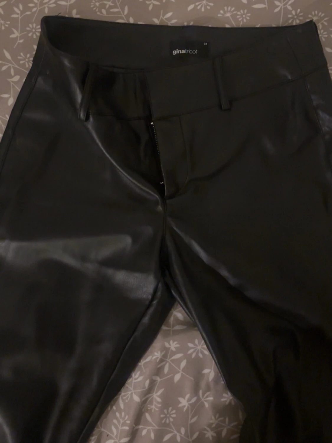 Svarta bootcut byxor från Gina Tricot