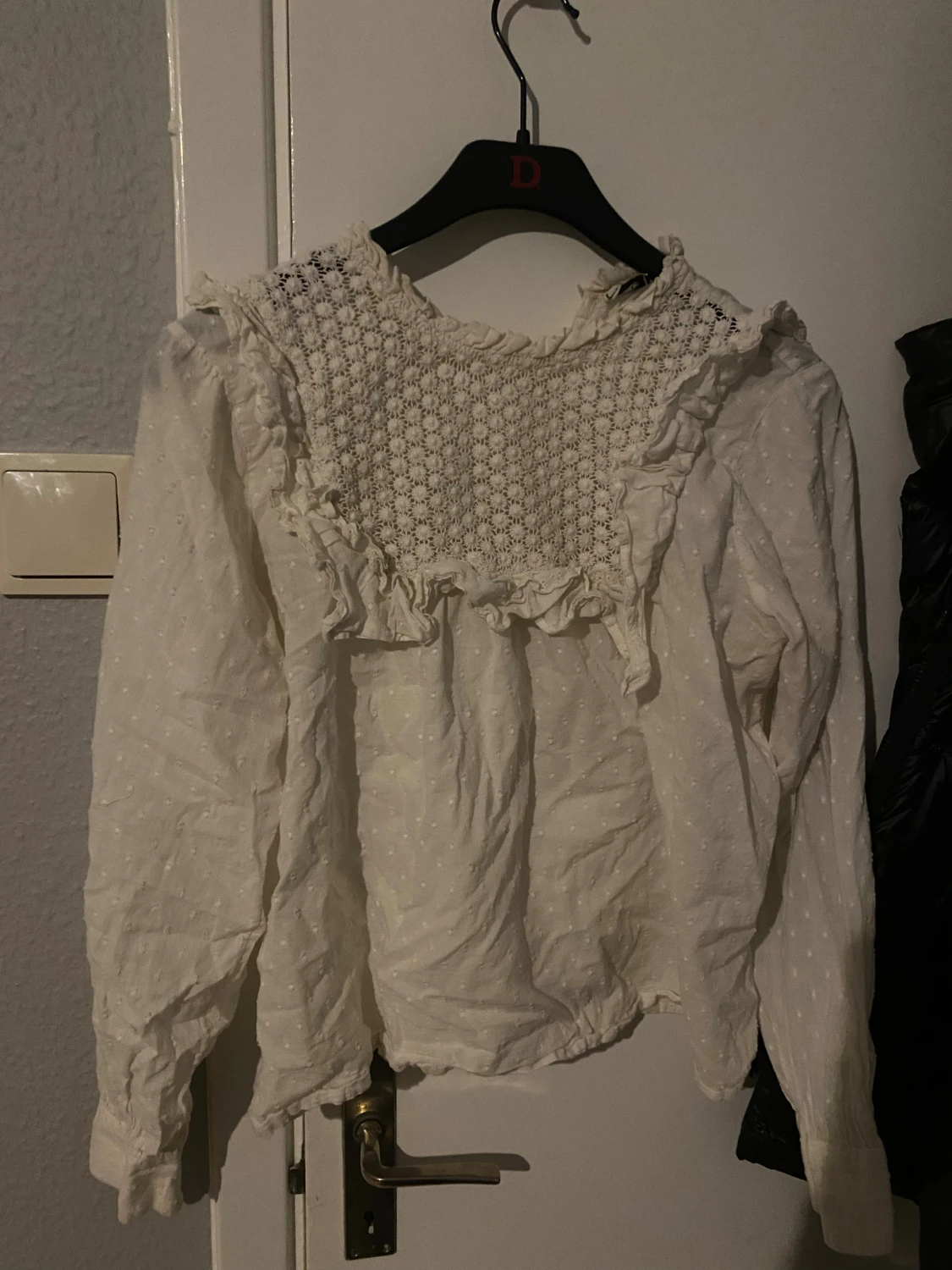 Vit romantisk blus med volanger