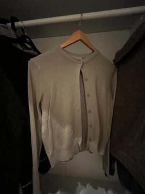 Ljusgrön kofta - Snygg ljusgrön kofta med knappar hela vägen framtill😊