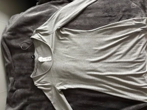 Grå långärmad maxiklänning Lindex - En stilren grå långklänning från Lindex med lång ärm och rundad urringning. Aldrig använd och prislappen är fortfarande kvar!