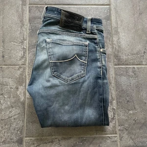 Jacob Cohen jeans - Tjena! Säljer nu dessa svin feta Jacob Cohen jeans! Modellen är 622.C🙌 Midjemått: 43cm. Innerbenslängden: 82cm. Obs: Innerfickorna är hål i men går o sy!  För fler frågor eller bilder är det bara att skriva🤝