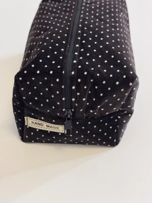 Handgjord necessär av second hand tyger - En handgjord necessär utav second hand tyger. Unik, hållbar och perfekt för att samla alla dina vardagsfavoriter i väskan. Fodrad och stängs med dragkedja. Endast ett unikt exemplar.                  Instagram: secondstitch.bymatilda 💕