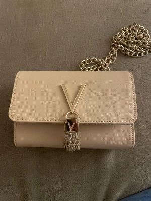 Väska  -  Jättefin väska som jag fick i present för några år sedan men som tyvärr aldrig har kommit till användning. Finns något litet märke på sidan men absolut inget som syns. Är väldigt osäker på märket men tror att det kanske är Valentino bags men inte 100 