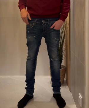 DONDUP jeans - Säljer dessa feta DONDUP jeans som är i toppskick! Modellen är GEORGE och passformen SKINNY FIT. Skick 9/10 pris :- 959 retail :- 3200     Jeansen har tvättning båda fram och bak med snygga slitningar. Bara att slänga iväg ett meddelande om ni har frågor eller t.ex vill se fler bilder🙌