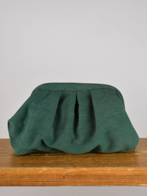 Clutchväska  - Clutchväska, perfekt till fest och vardag.  Denna väskan är gjord av gröna jeans på utsidan och grått möbeltyg på insidan. Innuti finns en ficka där du kan lägga småsaker och du stänger enkelt med clutch ramen. Clutchram ca 18cm bredd, bredd nertill ca 25cm, höjd ca 15cm. 