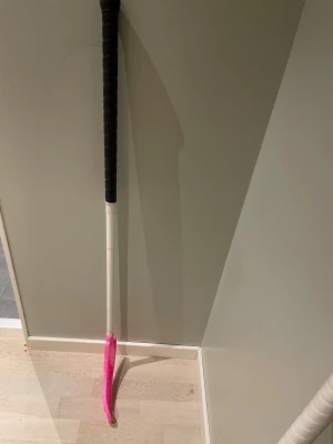Zone innebandyklubba - En vit innebandyklubba med rosa blad och linda, varumärke Zonefloorball, rightfattad 96cm.  Inga fel på klubban (blivit för kort för mig). Hyperblad på + går att köpa med flera hyperblad (150kr/st). Finns två klubbor till i min profil, du får alla tre för 1500.