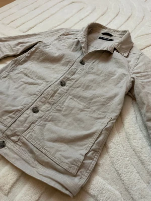 J.lindeberg skjortjacka - Säljer min Skjortjacka från J.Lindeberg då jag inte använder den, skjortan är inte strykt så den ser skrynklig ut men om du som köpare vill att jag stryker den löser jag det!