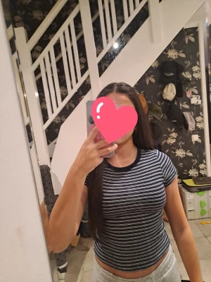 Randig topp från H&M Divided XS - Säljer en svart och vit randig topp från H&M Divided i storlek XS. T-shirten har korta ärmar, rund halsringning och en slim passform. Perfekt för dig som gillar en enkel men snygg stil. Materialet är mjukt och stretchigt, troligtvis bomull med lite syntet.