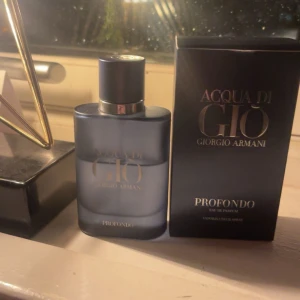 Acqua di Giò Profondo parfym - Stilren parfym från Giorgio Armani, Acqua di Giò Profondo. Snygg blå flaska och originalkartong medföljer. Perfekt för dig som vill ha en ikonisk doft i samlingen. Synligt använd, cirka halva flaskan kvar.