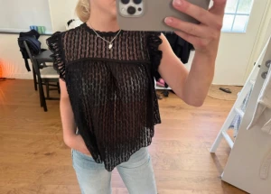 Svart spets topp - Snygg svart spetstopp, från Nelly använd fåtal gånger 🫶🏼