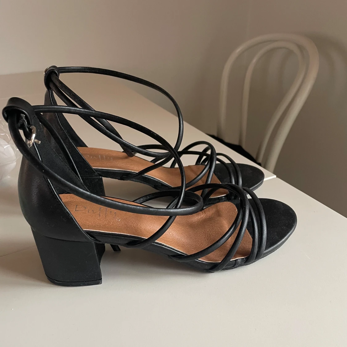 Svarta sandaler med klack och remmar